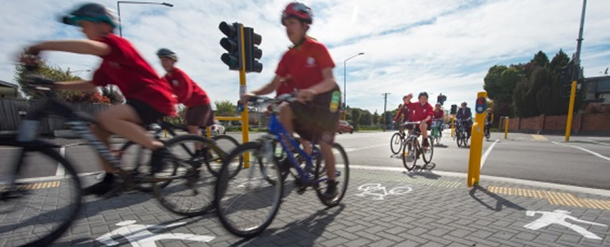 People cycling on Quarrymans Trail cycleway